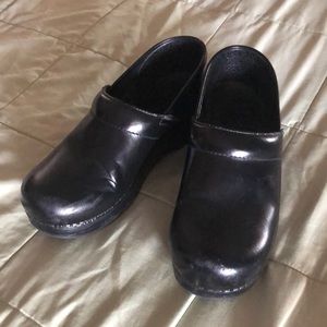 Pre-owned black Dansko clog size 8.